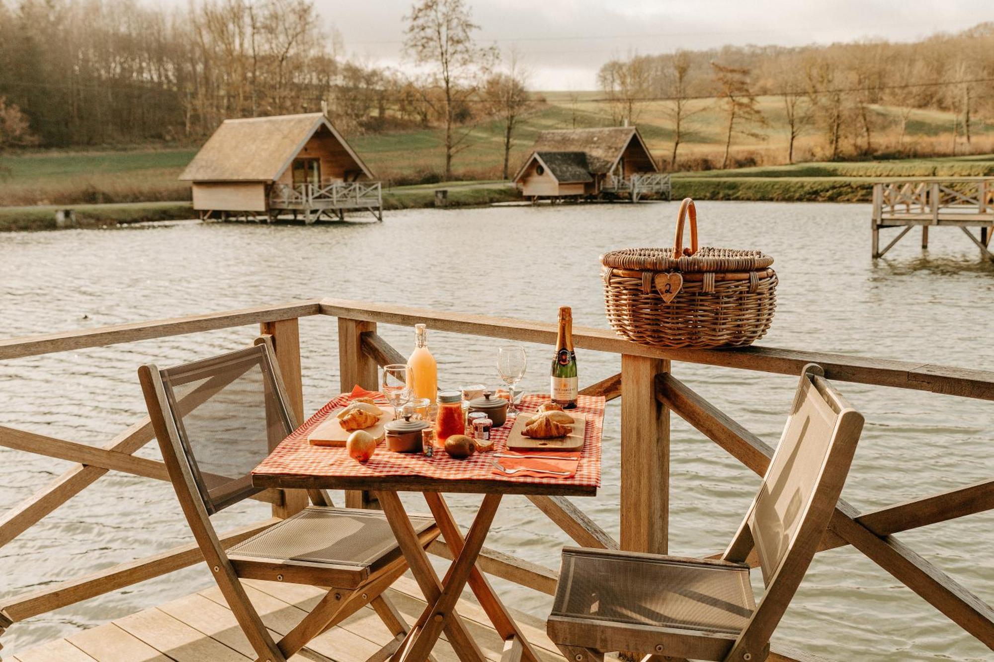 Aqualodge Hotel Insolite Ermeton-sur-Biert Buitenkant foto