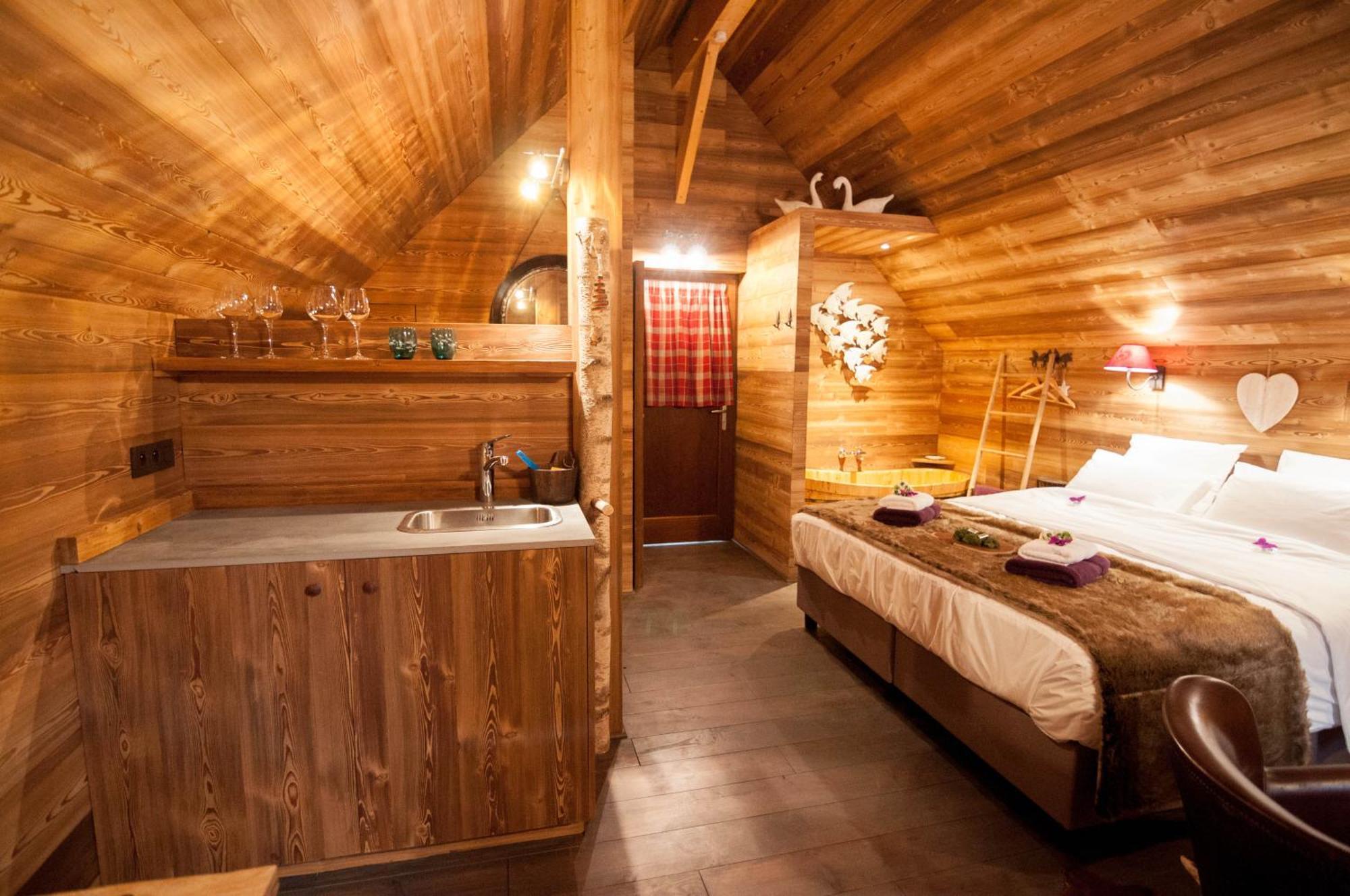 Aqualodge Hotel Insolite Ermeton-sur-Biert Buitenkant foto